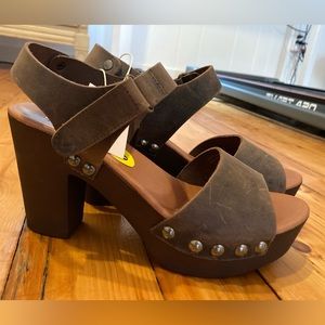 Mila Paoli Leather Metal Studs Wood Chunky Platform Heel Clogs Peep Toe Sandals